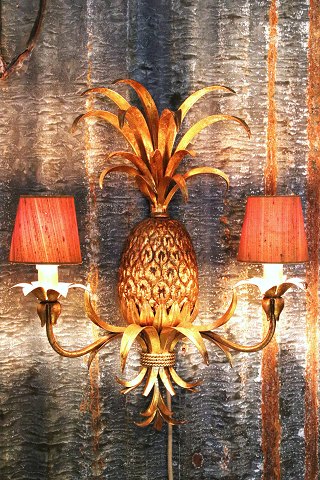 Dekorativ , fransk ananas formet væglampe i Maison Charles stil i forgyldt metal fra 50érne...