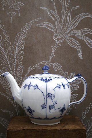 Blue Fluted, Half lace teapot from Royal Copenhagen. 1/611. From 1898-1923...