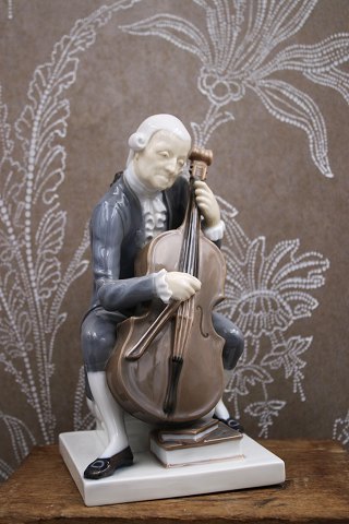Bing & Grøndahl figur af en cellist i ført rokoko tøj...