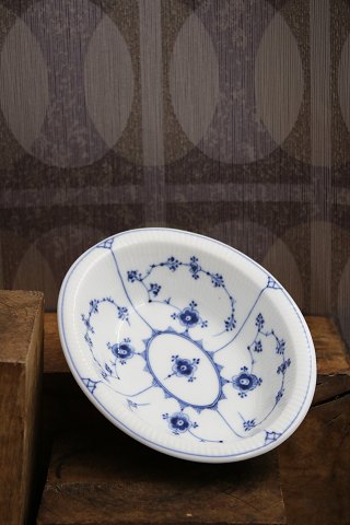 Sjældent bagefad / oval skål med tyk kant i Musselmalet Riflet fra Royal Copenhagen. 1/306...