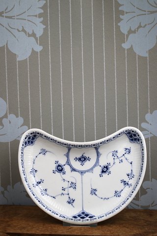 Royal Copenhagen Musselmalet Halvblonde halvmåne formet fad...