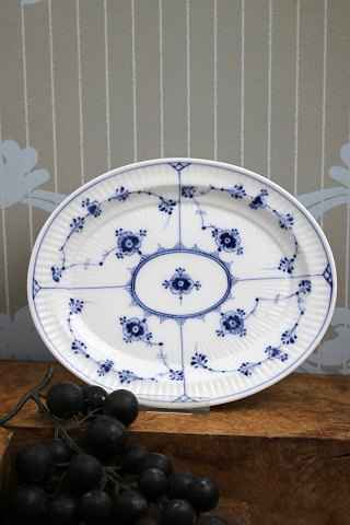 Antikt Musselmalet Riflet lille ovalt fad fra Royal Copenhagen. 21x17cm...