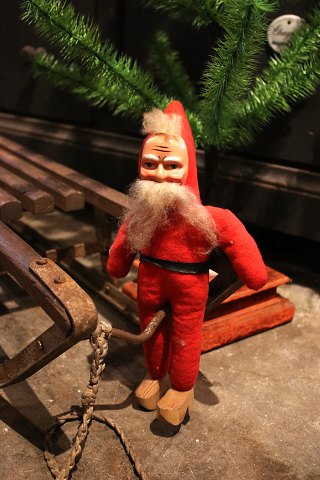 Old Santa Claus with body in straw - felt and face in painted celluloid and fine old patina...