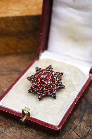 Old star shaped brooch with beautiful red garnets...