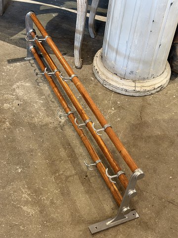 Old hat rack / coat rack in metal and wood with 10 double metal hooks. L: 102cm...