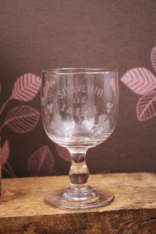 Old French souvenir wine glass with engraved writing and decorations "Souvenir De La Feté"