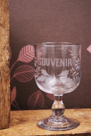 Gammelt fransk souvenir vin glas med graveret skrift og dekorationer "Souvenir"