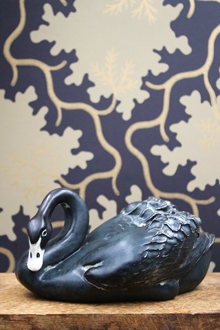 Sort stentøjssvane designet af Jeanne Grut (1927-2009) for Royal Copenhagen...