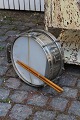 Decorative old drum completely in chrome with a fine patina. H: 16cm. Dia. 35cm.