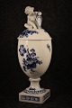 Blå Blomst æggevase / pokal vase fra Royal Copenhagen med lille dreng på låget...