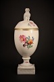 Royal Copenhagen Saksisk Blomst, vase med låg dekoreret med en ugle figur på toppen. Højde 28 cm.