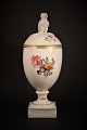 Royal Copenhagen Saksisk Blomst, vase med låg dekoreret med en ugle figur på 
toppen. Højde 28 cm.