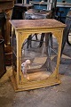 Gammel butiks udstillings bord vitrine skab i bemalet metal med en rigtig fin 
patina...