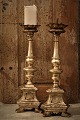 Et par antikke 1800 tals Franske lysestager i udskåret træ med gammel 
sølvbelægning.
H:48cm.