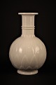 Royal Copenhagen , hvid vase Blanc de Chine 
med bladrelief af Arno Malinowski fra år 1947.
H:20cm. Dia.:12cm.