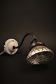 Fin , gammel væglampe i metal med porcelæns holder og fin lille skærm i fattigmandssølv.