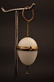 Decorative 1800 century perfume egg in white opal glass with bronze mounts and 
small chain. 
H:5,5cm. Dia.:3,8cm.
