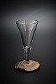 2 gamle svenske 1800 tals "Rakkerglas" 
med fod i træ og med fin gammel patina.
Nr.1 H:12.5cm. - Nr.2 H:11cm.