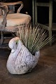 Gammel sandstens svane - krukker til blomster med fin patina.
H:36cm. L:33cm. B:25cm.
