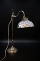 Gammel fransk Bureau bord lampe med original lampeskærm i vaflet fattigmandssølv.H: 46cm. ...