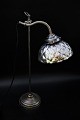 Gammel fransk Bureau bord lampe med original lampeskærm i vaflet fattigmandssølv.H: 51cm. ...