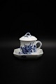 Royal Copenhagen Blå Blomst Svejfet cremekop med underfad
RC#10/1542/1594
Kop H:8 cm. Dia.:6cm. Underfad 10x10 cm.