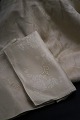Smukke gamle franske champagne farvet damask vævet linned servietter + dug med 
monogram og blomster motiver.
16 stk. 65x65cm. + dug : 5x2 meter.