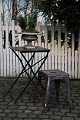 Gammelt fransk café bord i afpudset jern med en super flot mørk patina...H:70cm. L&B:50x50cm.