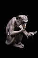 Stor porcelænsfigur fra Bing & Grøndahl af siddende abe der holder en lille 
skildpadde...
