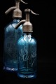 Dekorativ , sjælden fransk 1800 tals mini glas sifon i blå farvefra gammel café med graveret skrift...