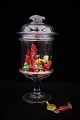 Antikt fransk bolsjeglas “pot á bonbon” på fod i mundblæst glas
med låg...