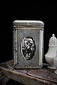 Dekorativ , gammel firkantet metal dåse med striber i creme / sort farve med 
fine dekorationer af børn i haven...