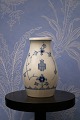 Bing & Grøndahl Blåmalet / Musselmalet vase med logo.
B&G# 140...