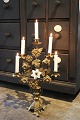 Antik, dekorativ fransk kirkelysestage i bronze med plads til 5 stearinlys fra 
1800 tallet...