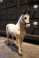 Dekorativ svensk 1800 tals træ hest i råhvid farve og med en super fin patina...