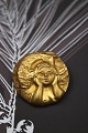Royal Copenhagen brooch / pendant in porcelain with gold-plated woman