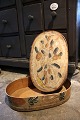 Antik, svensk 1800 tals oval træ æske med fin original bemaling med motiv af 
blomster og en lille fugl...