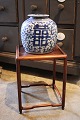 Gammel japansk blomsterstand / vasestander / display / piedestal til vase i 
mørkt træ. H: 32cm.