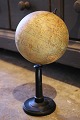 Dekorativ , antik 1800 tals mini globus i papmache på sort træ fod med en rigtig 
fin patina. H:28cm...