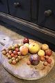Dekorative , gamle "frugter" lavet i voks , æbler og blommer.
I alt 49 stk...