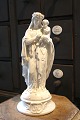 Fin , gammel Madonna figur med Jesusbarnet på armen i hvid porcelæn med mange 
fine detaljer.