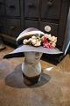 Gammel fransk vintage hat fra 40érne med buket af stofblomster...