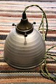 Gammel industriel loftlampe med glasskærm i mat sølv på ydersiden...