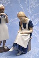 Sjælden Bing & Grøndahl porcelæns figur af sygeplejerske studerende...