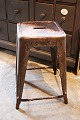 Original gammel fransk Tolix taburet med extra højde i afpudset metal med 
fantastisk fin patina. H: 55cm...
