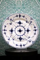 Sjælden Royal Copenhagen , Musselmalet Riflet helflad frokost tallerken. 1/185.
Før 1923...
