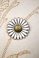 Old Marguerite / Daisy brooch in sterling silver 925S and white enamel from A. 
Michaelsen. Dia.: 4cm.