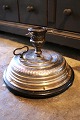 Gammel tysk mekanisk juletræsfod fra omkring år 1900 
i metal med spilledåse...