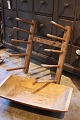 Svensk 1800 tals væg holder / reol i træ med masser af fin gammel patina til at 
sætte gamle suletræfade i...