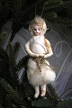 Gammelt juletræspynt fra omkring år 1900 i form af julepige lavet i vat med 
ansigt i porcelæn...